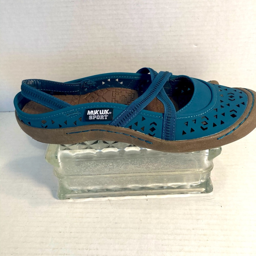 Muk Luk Sport women’s 9 slip ons